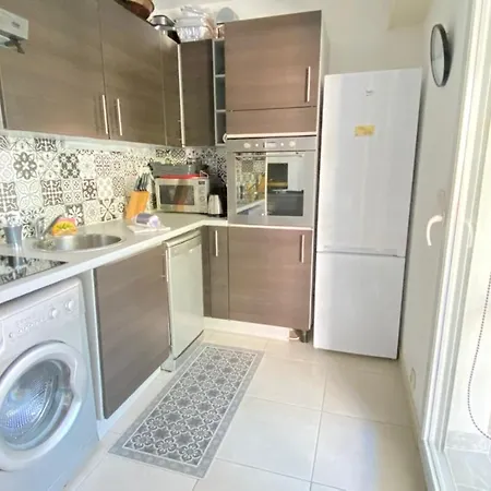 Bel Apt Avec Veranda Place General De Gaulle By Weekome Апартаменты Антиб